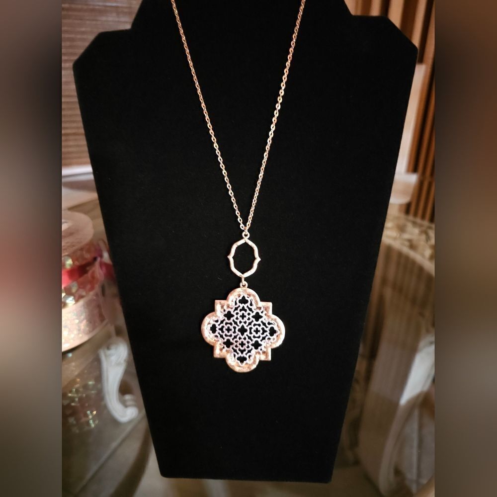 💍Quatrefoil Filigree Long Pendant Necklace